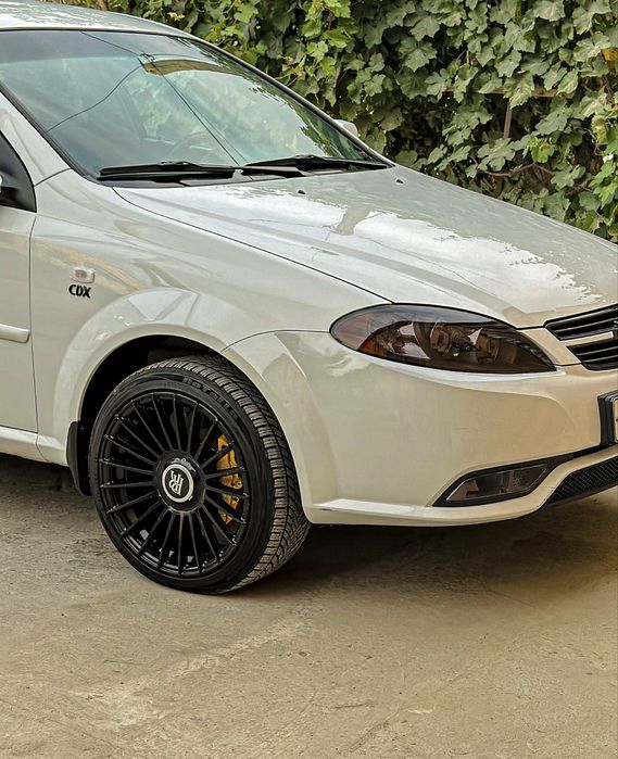 R17 Rolls Roys diska universal xama moshinaga tushadi