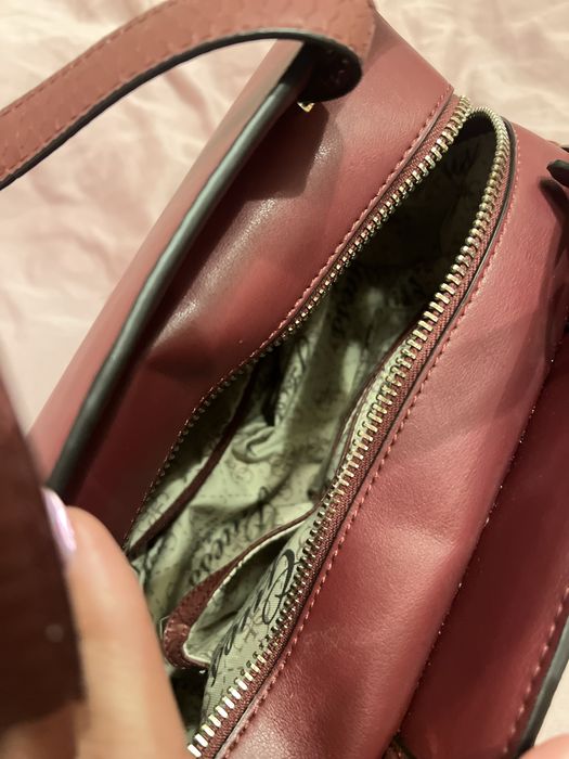 Geantă Guess bordo elegantă cu detalii aurii și textură snake