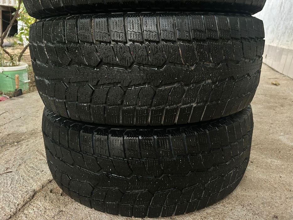 Продается зимние шины 265/65 R17 112H липучка
