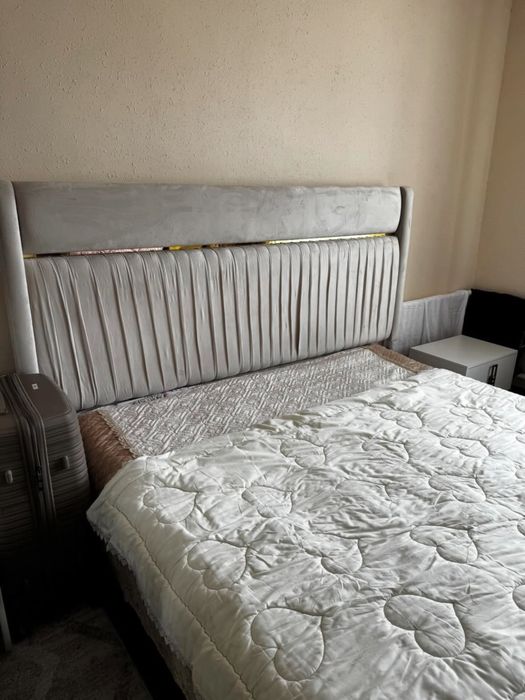 Спальный гарнитур, есть 2 тумбочки, кровать, шкаф, уголок