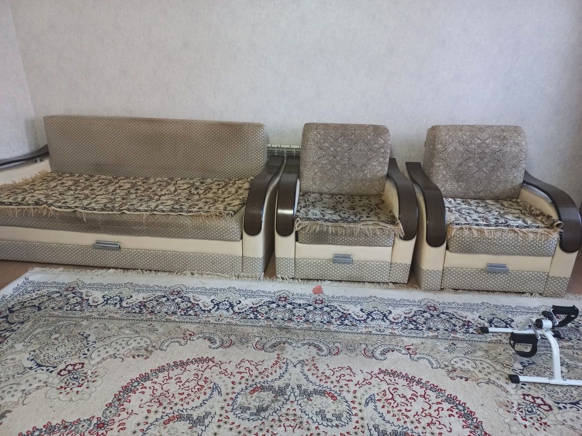 Продам диван и два кресло с накидками
