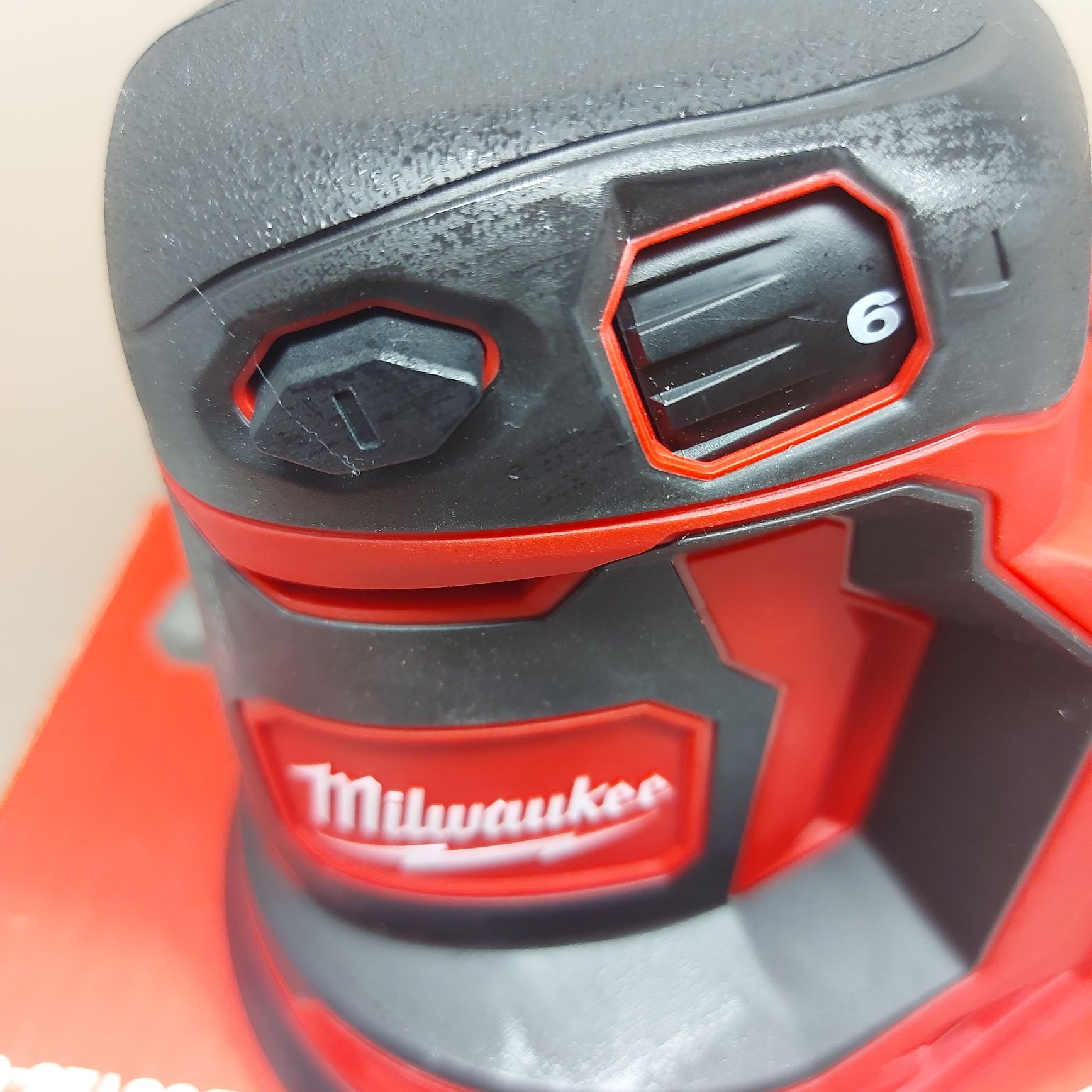 ПРОМОЦИЯ.Акумулаторен ексцентър шлайф Milwaukee M18 BOS125-0 125мм