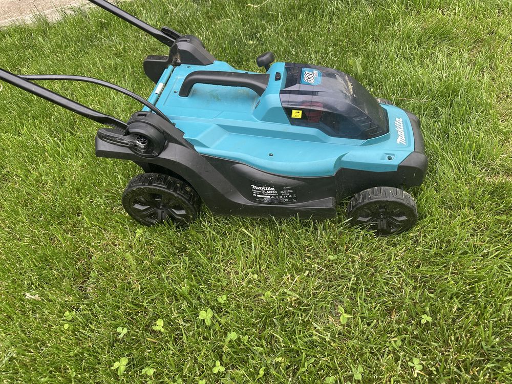 Masina de tuns iarba cu acumulator Makita DLM330