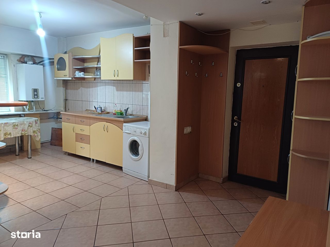 Apartamentul este situat vis-a-vis de  Hotel City .