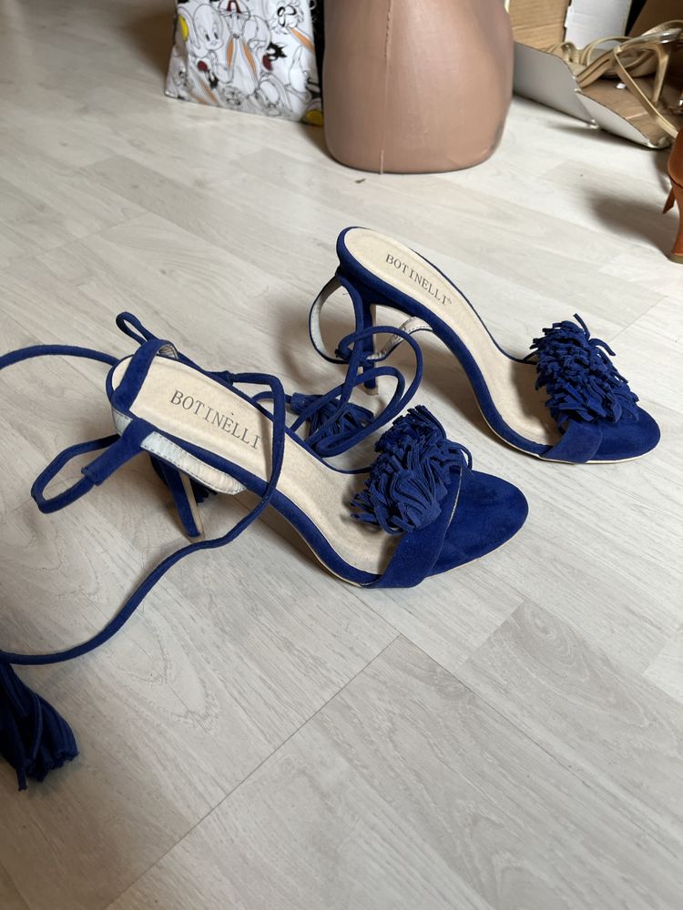 Sandale albastre cu toc