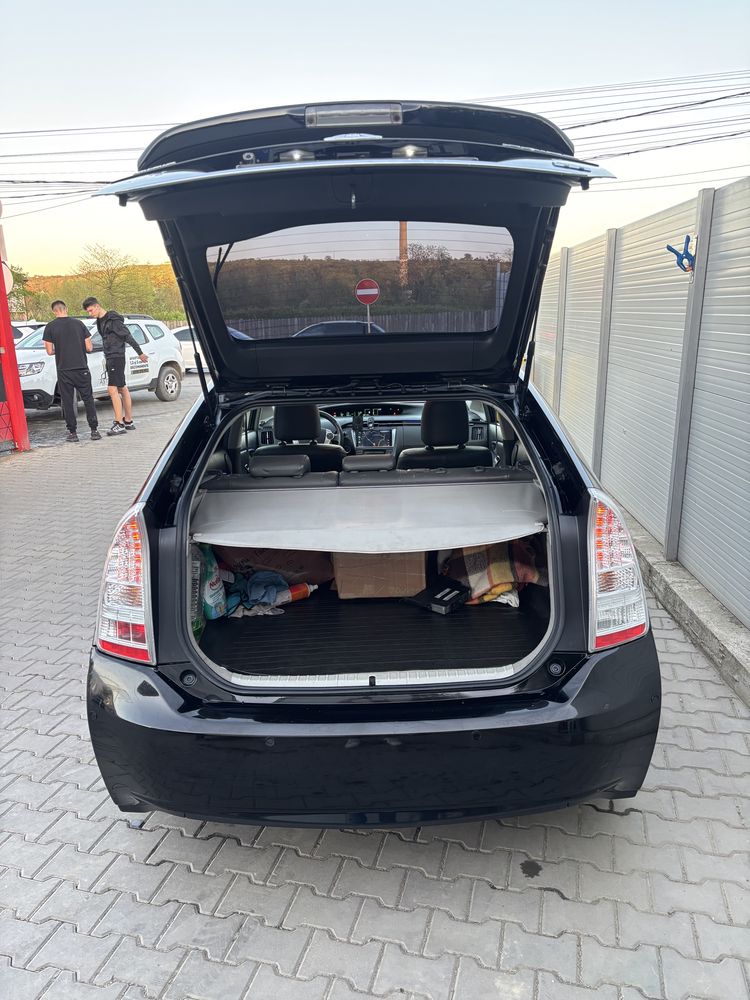 Toyota Prius 3  hibrid solar, nu ride sharing