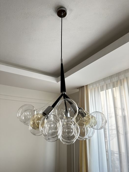 Candelabru din sfere de sticla