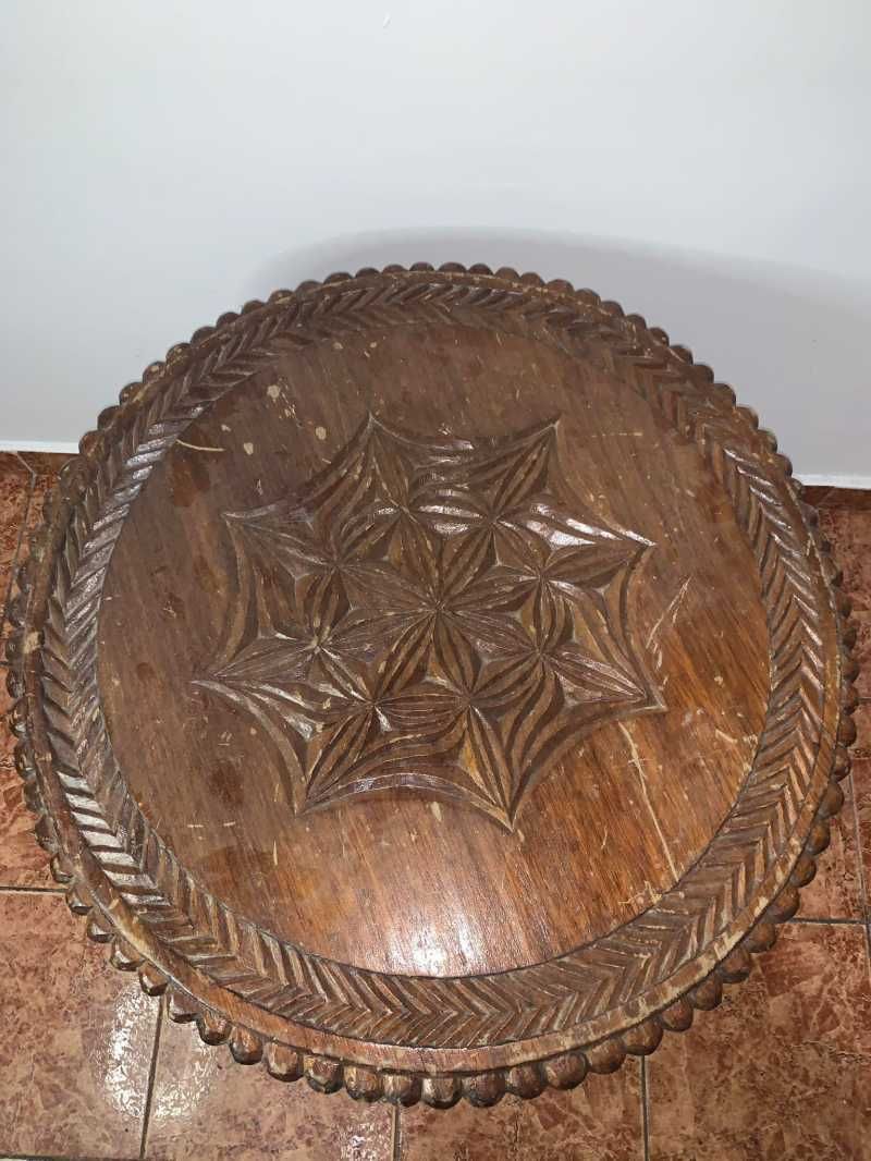 Masa cu picior sculptat din lemn
