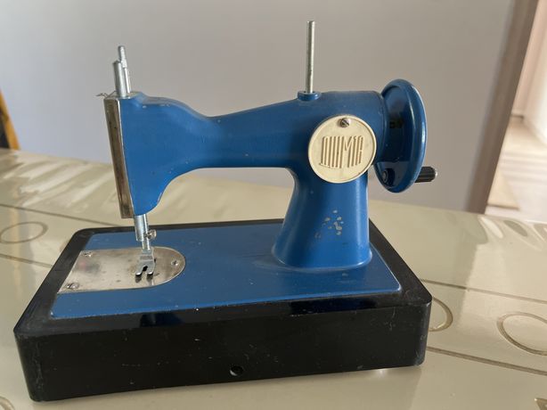 Швейная машинка для украшения ателье и символики швейного ремесла