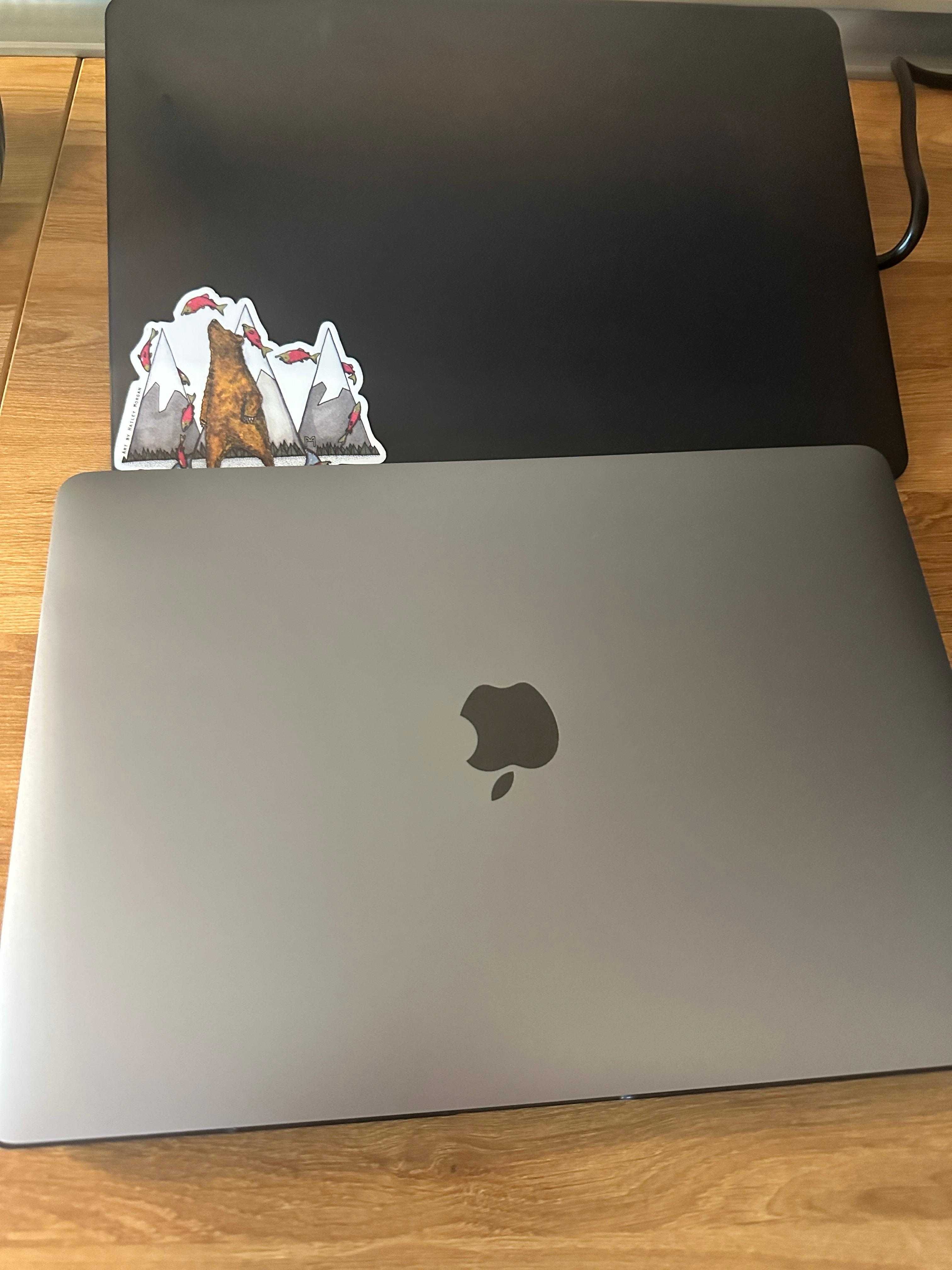 MacBook Pro, 13-inch, M1 cip, 16 GB RAM și 512 GB SSD.