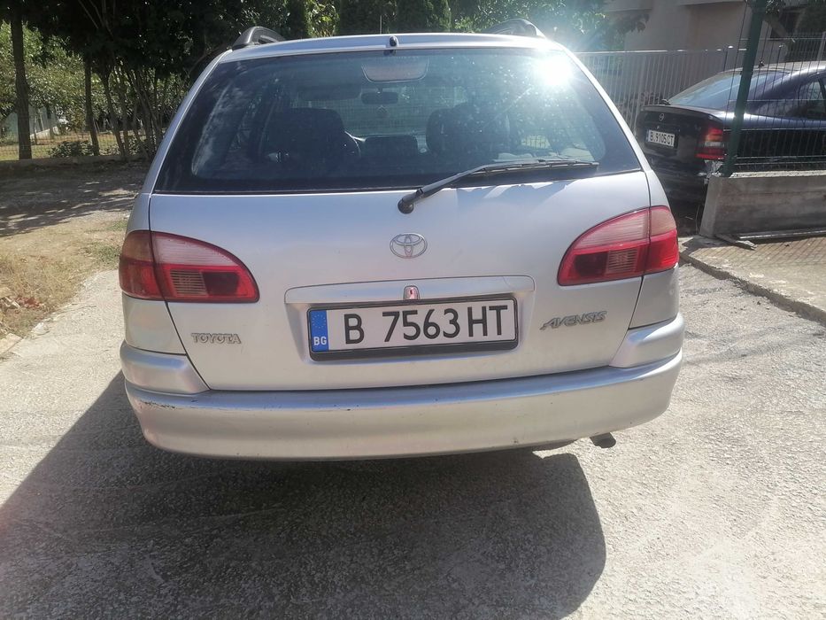 Продавам Тойота Авенсис