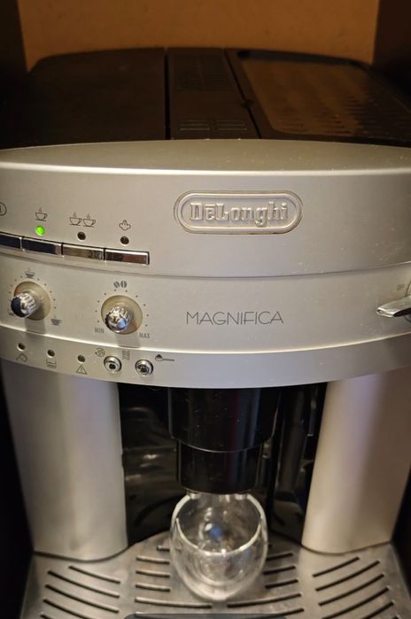 Vând aparat de cafea Delonghi Magnifica