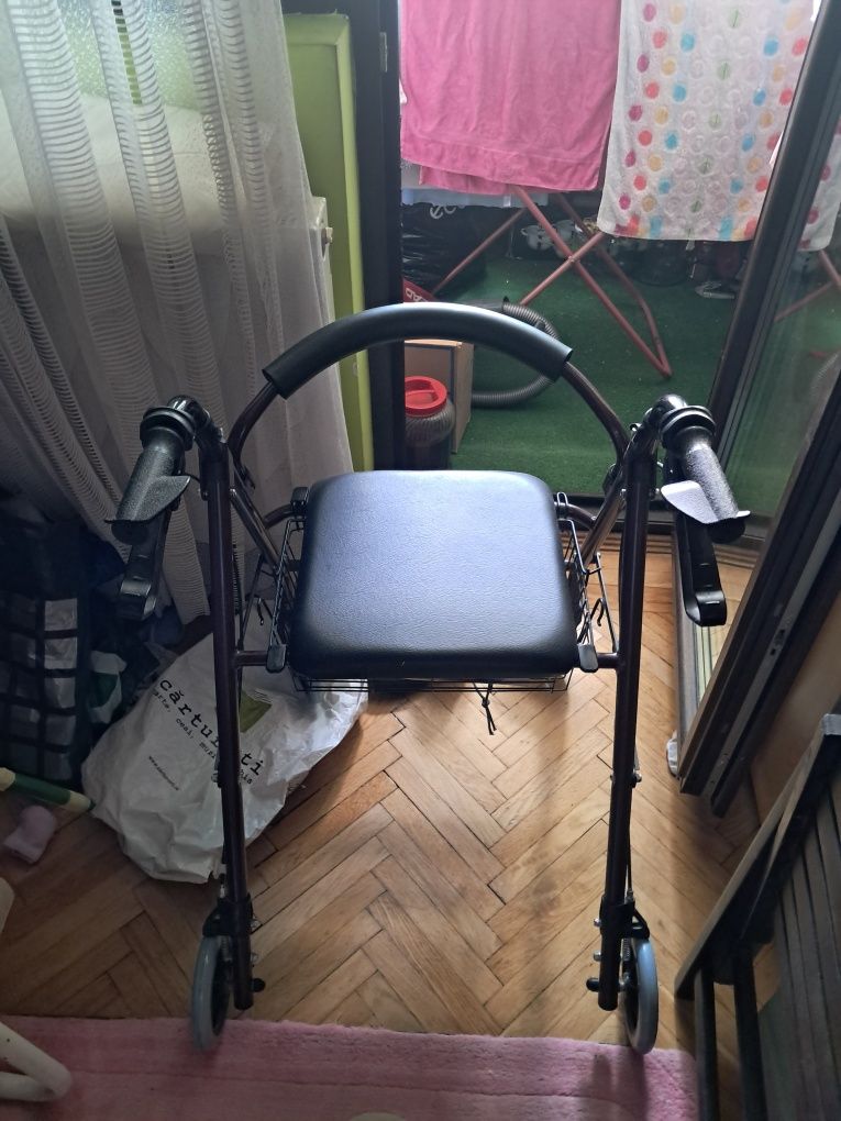 Vand cărucior pentru batrani