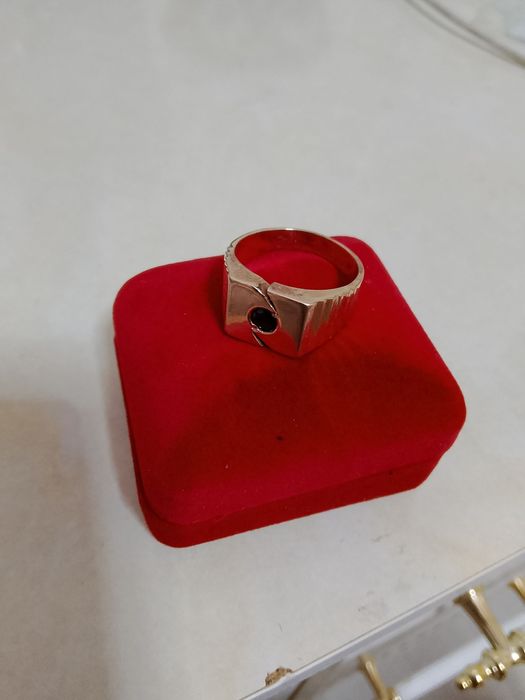 Тилла узук сотилади!