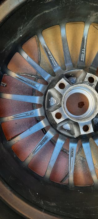 Janta aliaj 17 / 5 prezoane - 7J cu anvelopa 245/45/R17 Yokohama