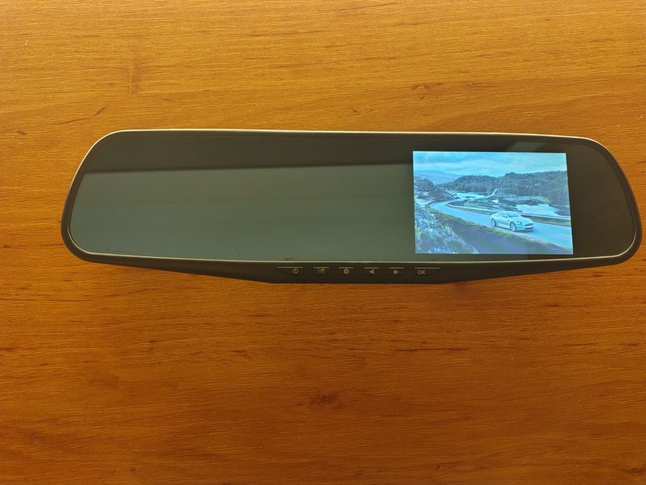 Продавам огледало за кола с камера