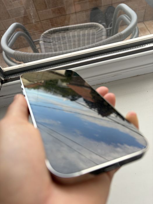 Vand iphone 14 pro, alb, 128 gb si 5 huse cu cutie si cablu origibale