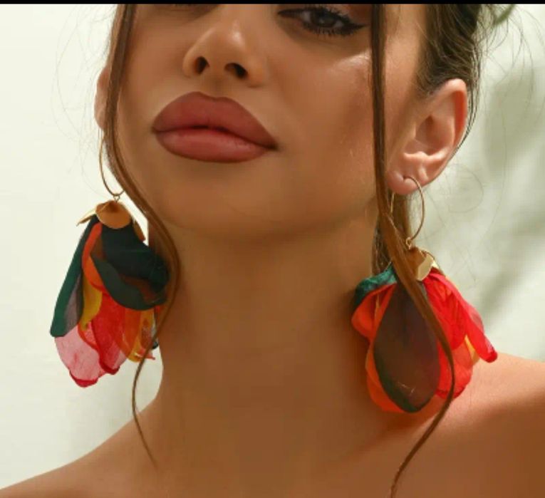 Красиви, стилни обеци.