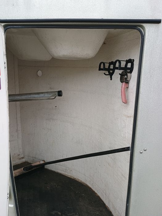 Remorcă pentru transport cai