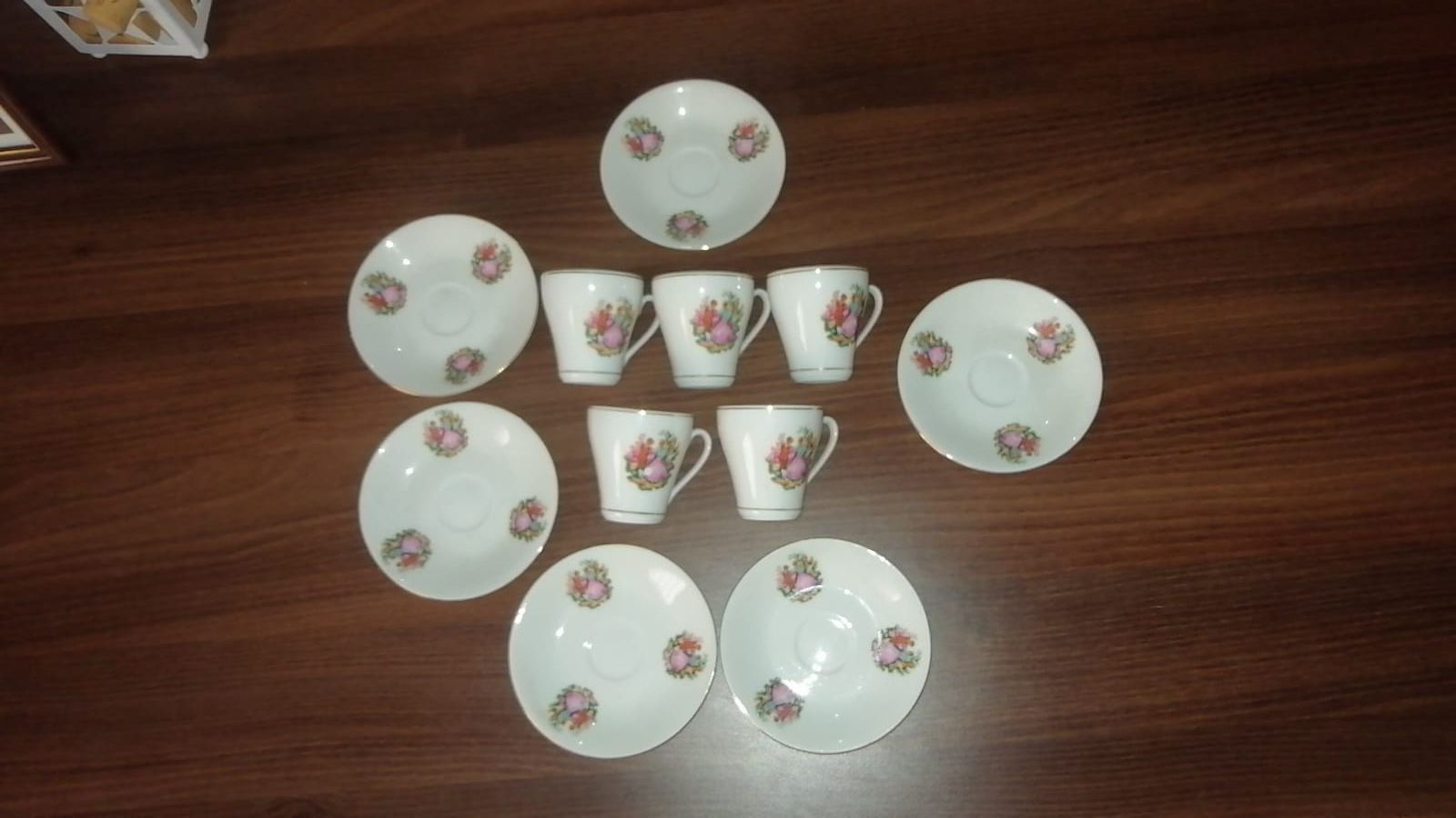 set de 6 cesti cu farfurie pentru cafea.