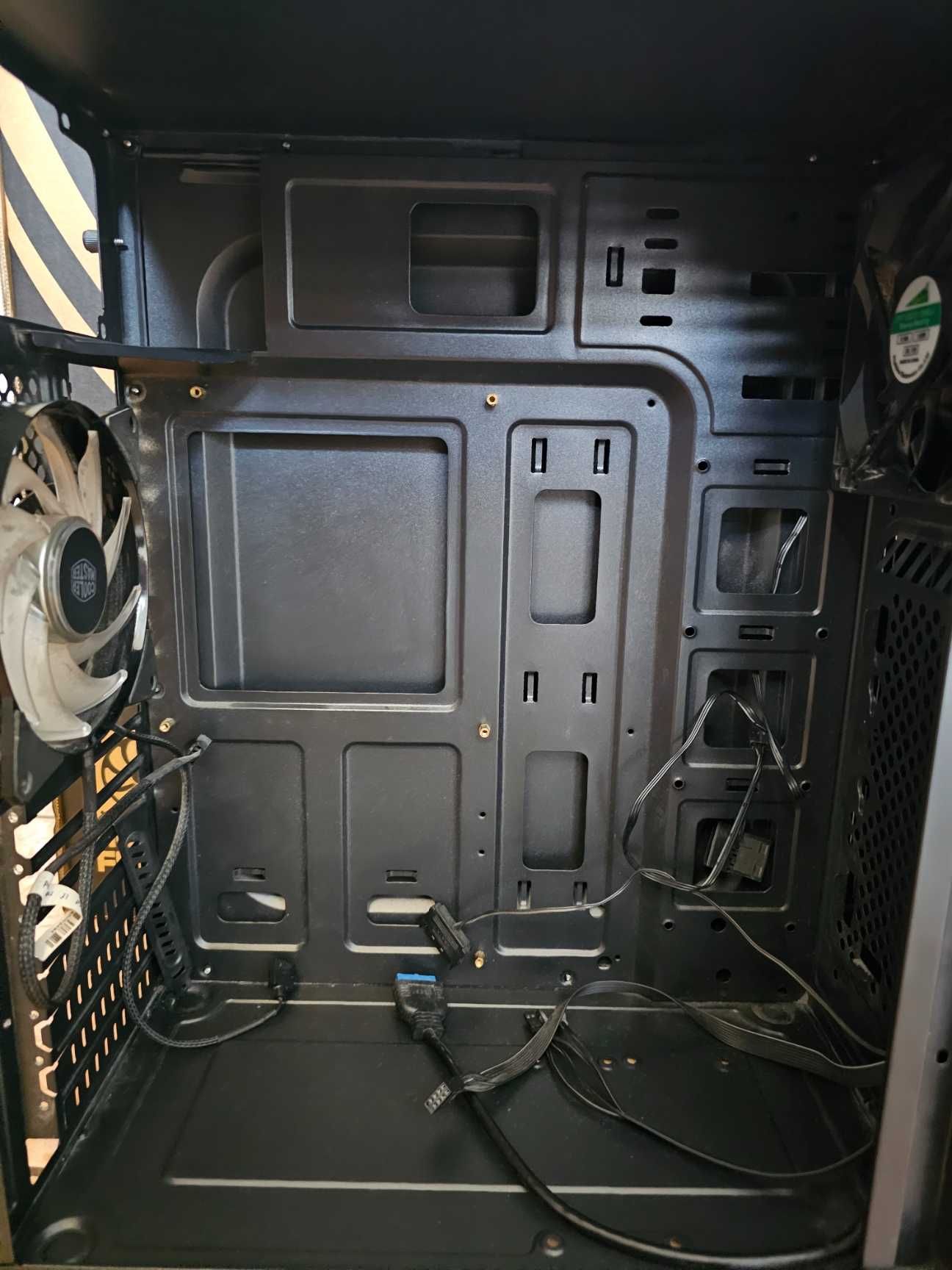 Vand carcasa PC gaming RGB MidTower Aerocool