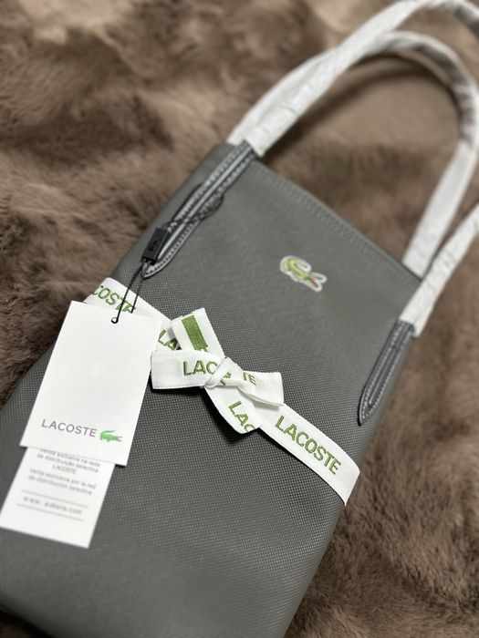 Geanta noua, cu eticheta