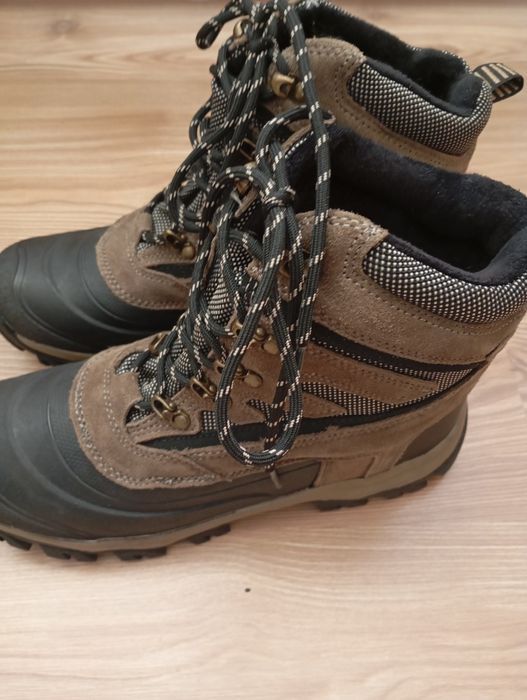 Vand bocanci bărbați măs.43. confecționați din piele/cauciuc .