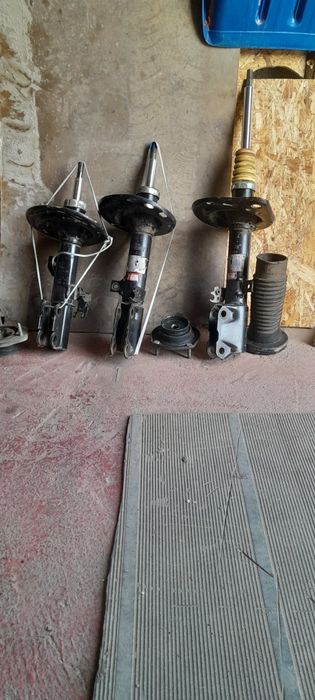 Продам амортизаторы на тойоту камри 40