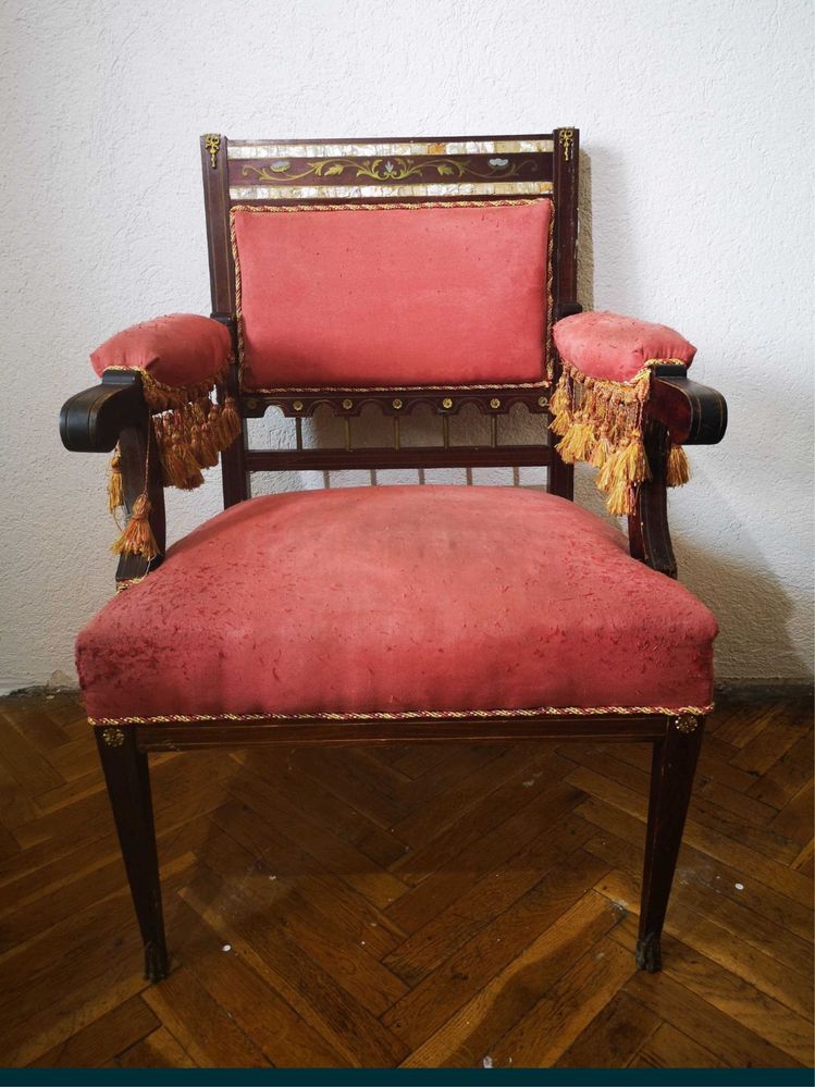 Антични мебели със седеф и цветя от месинг