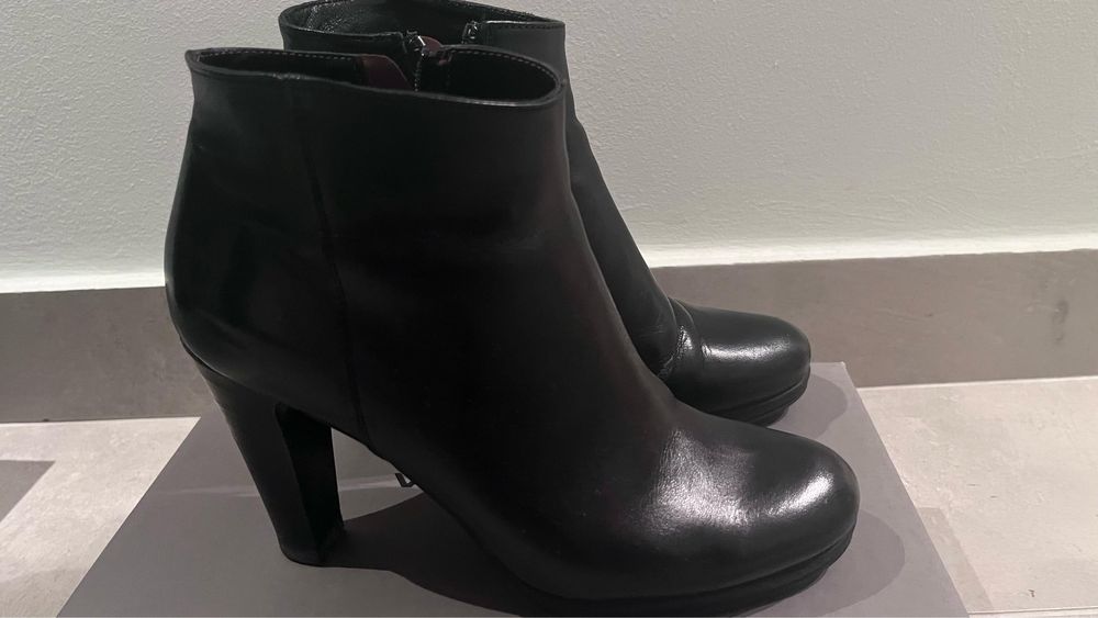 Vand botine negre marimea 39