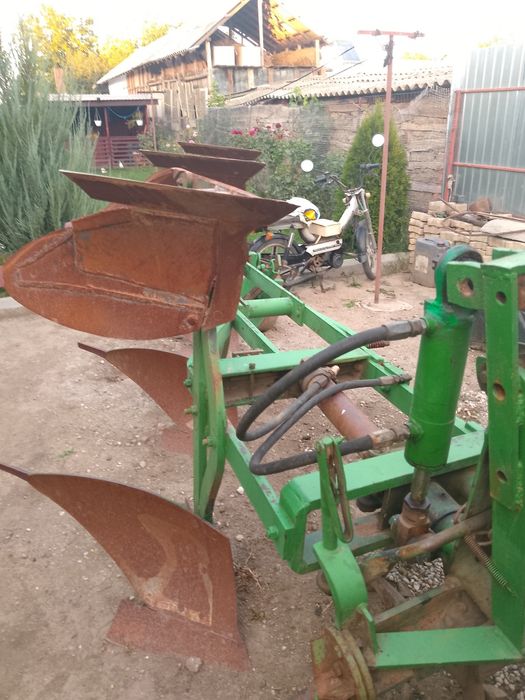 Tractor cu motor de saviem de vânzare și plug reversibil