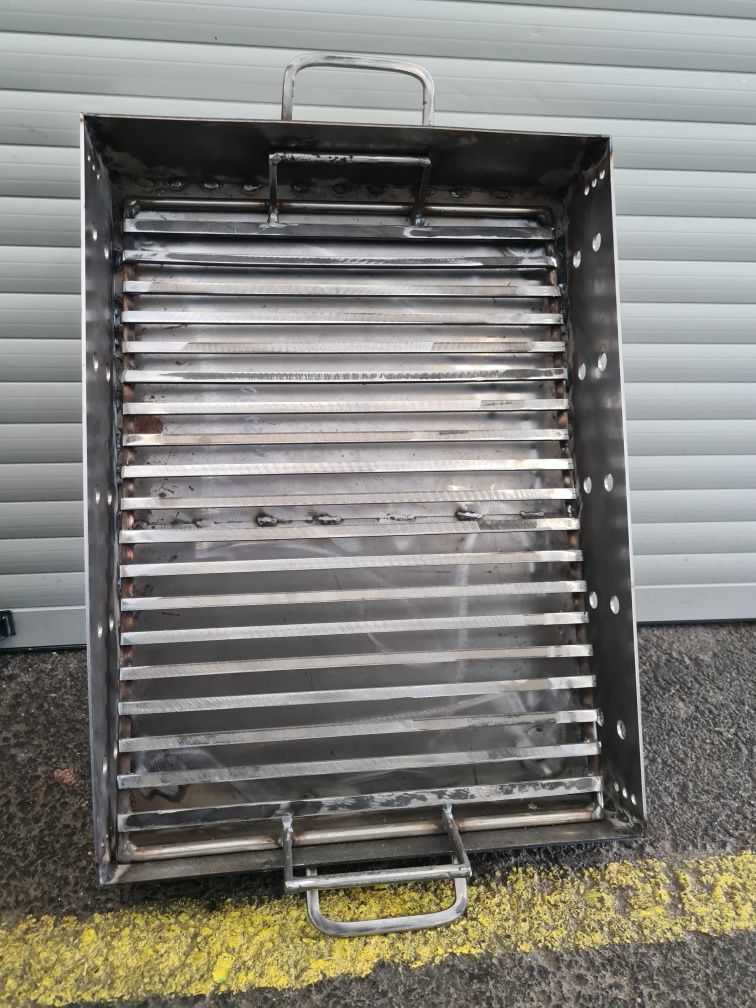 Gratar metalic cu picioare detasabile pe carbuni sau lemne 3 marimi