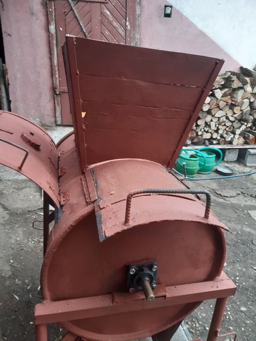 Vând desfăcătoare porumb