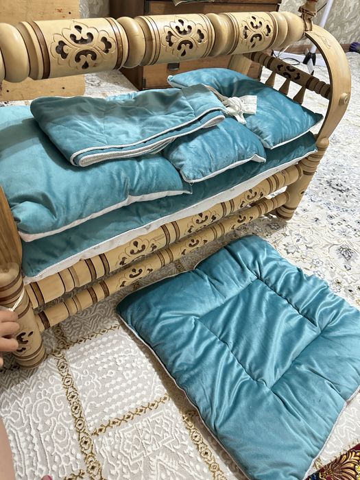 Бесик+Комплект для бесика. Почти новый. Пользовались не долго.