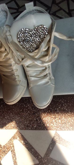 Botine aproape noi, purtate de câteva ori.
