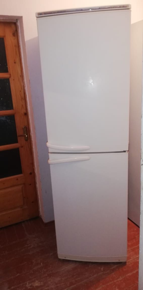Продам большой холодильник Атлант очень хорошо работает