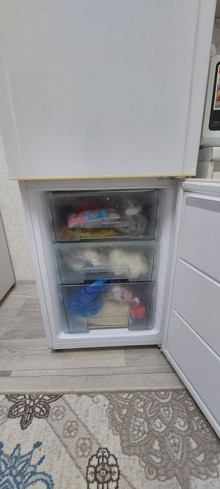 Продаю холодильник двухкамерный в хорошем состояний