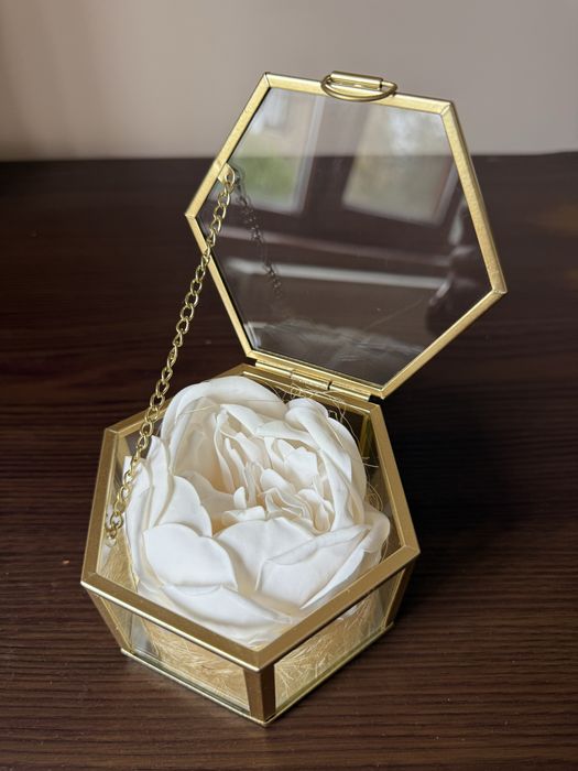 Елегантна Кутийка за Сватбени Пръстени – Стъкло и Злато