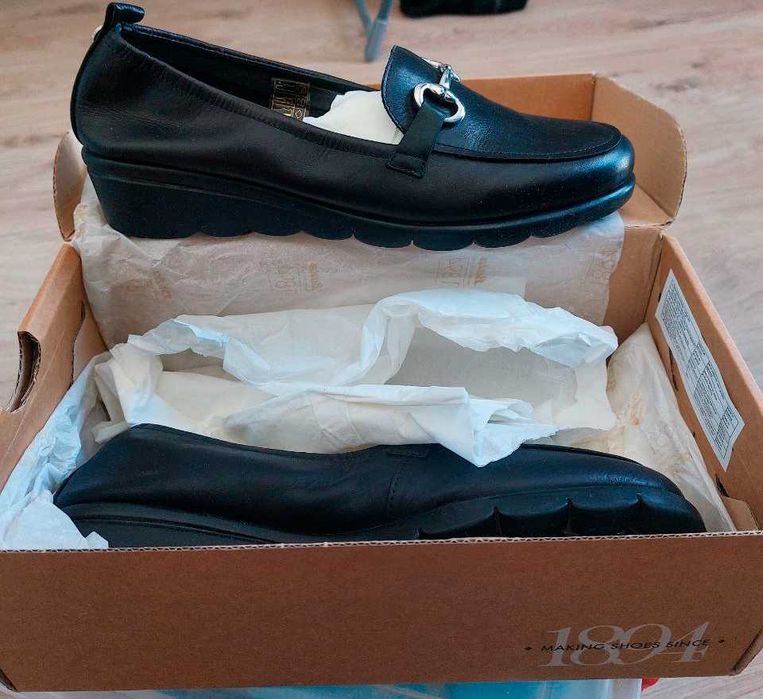 Черные кожаные туфли 40 размера фирмы Bata.