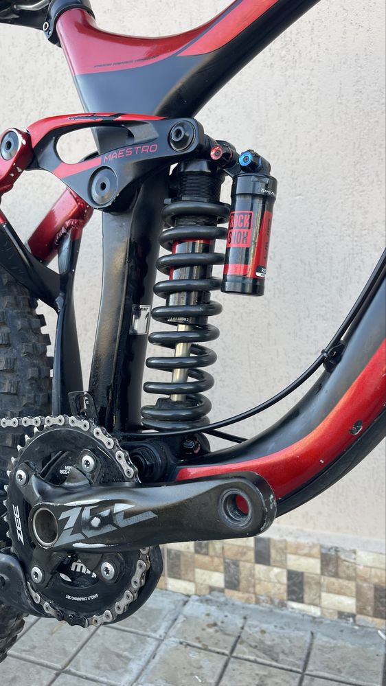 Giant Glory Advanced 1 – DH/27.5/CF/