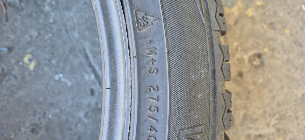 2 anvelope iarna Nokian 275/40/21.Pretul este pe bucata