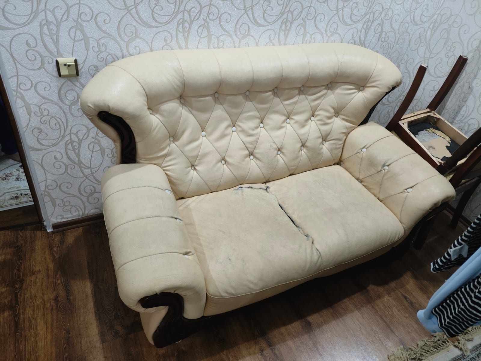 Продаётся комплект диванов 3+2+1.  Требует перетяжки