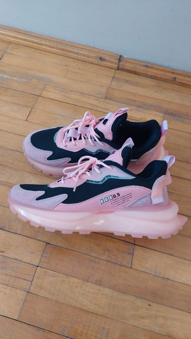 Продавам чисто нови маратонки