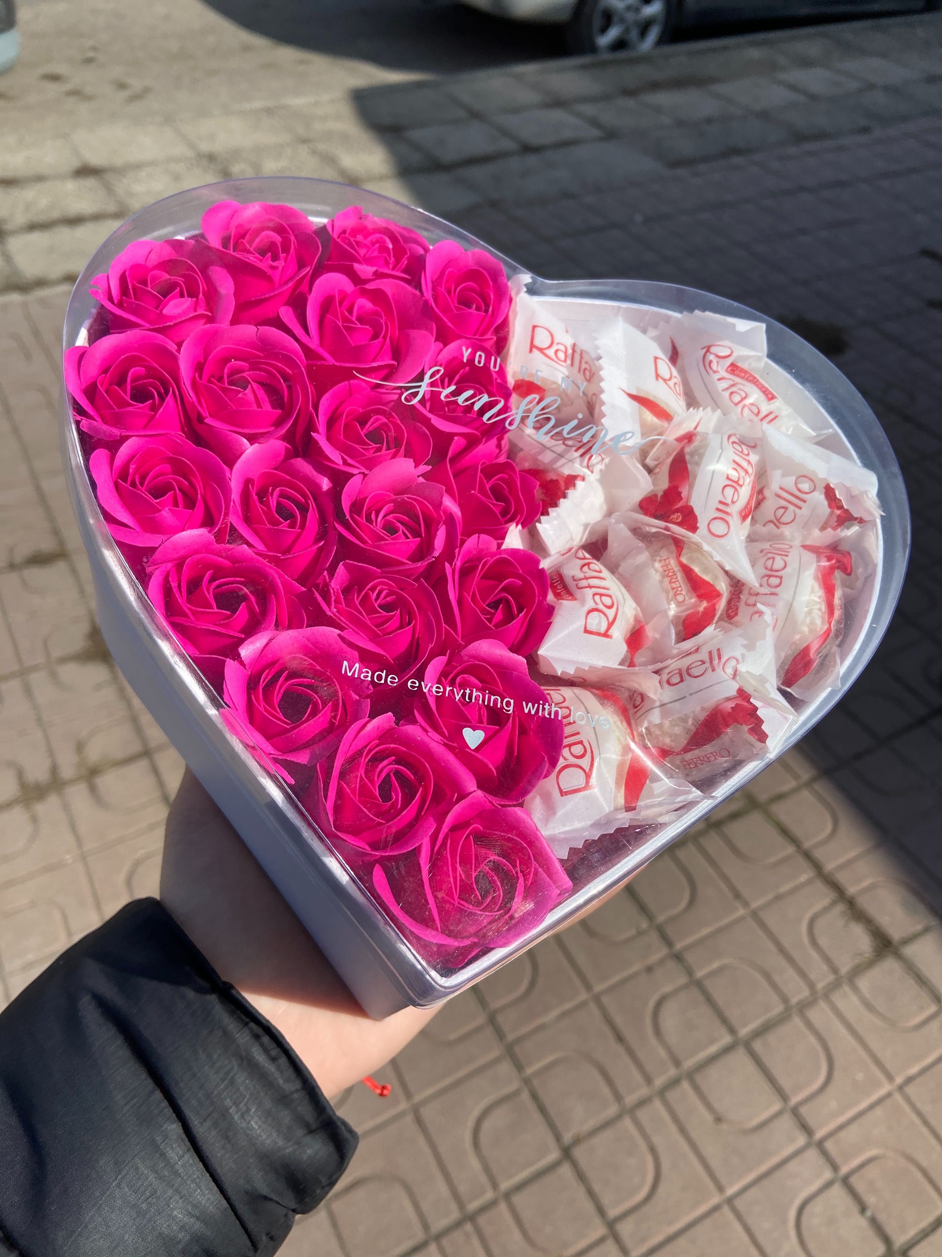 Кутия с рози и бонбони