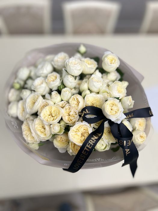 продам свежие цветы,большой букет ,кустовые розы ,получили только что