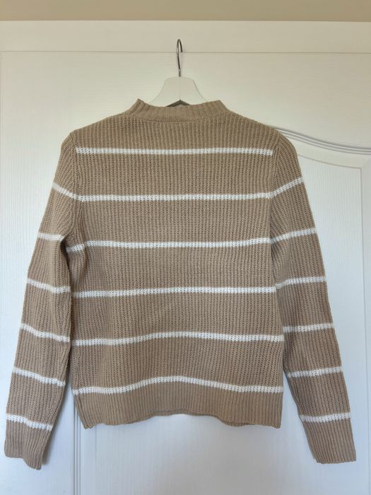 Пуловер в бежов цвят – много добро състояние