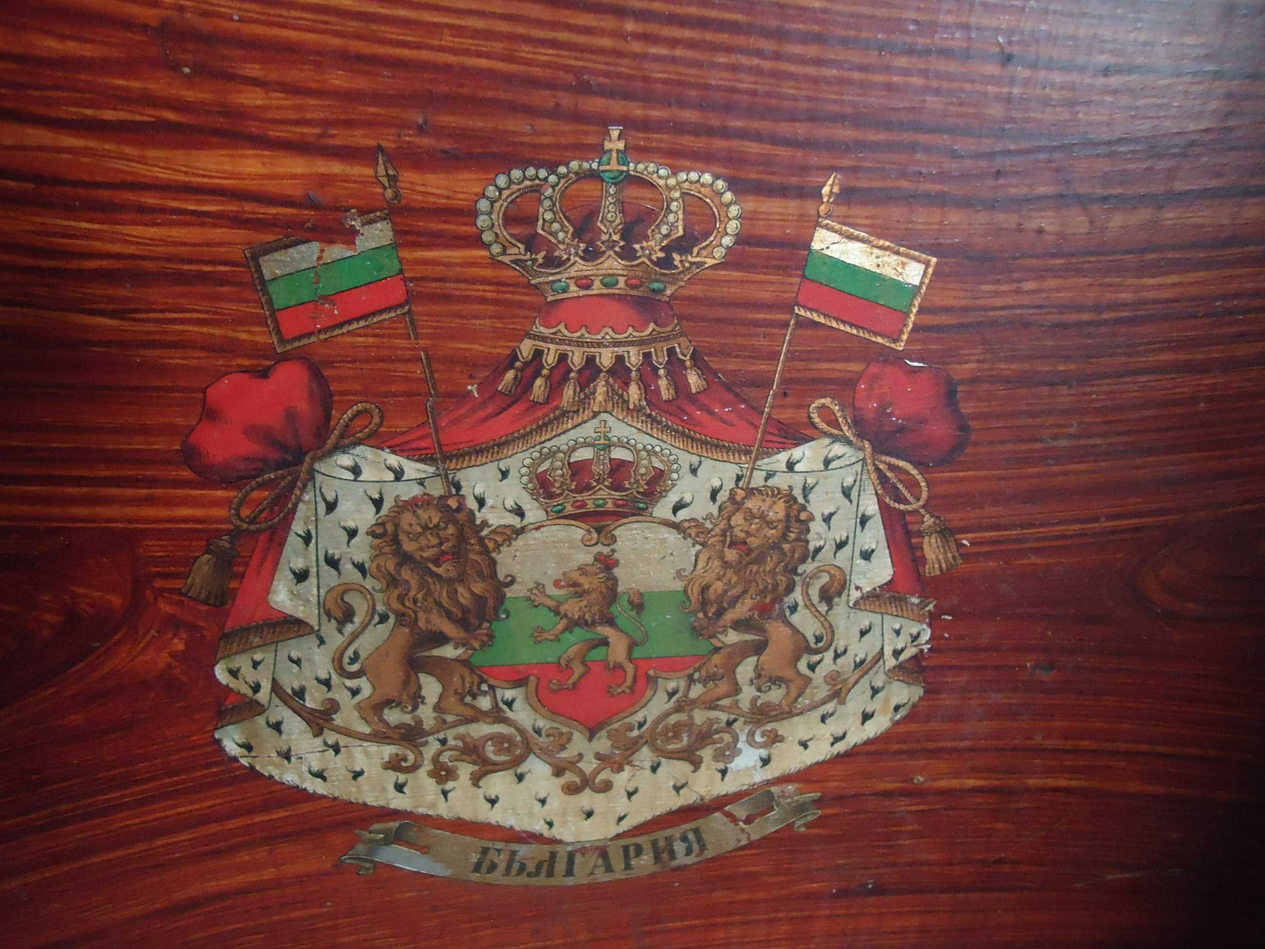 Стара ракла на 100 години с герба на България
