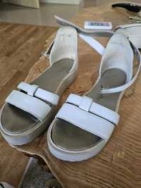 Бели летни сандали