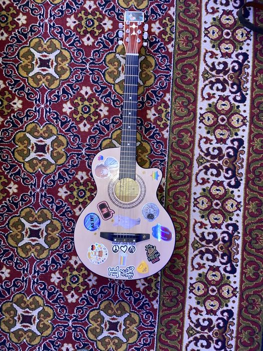 Продам гитару 15000 торг минмальный