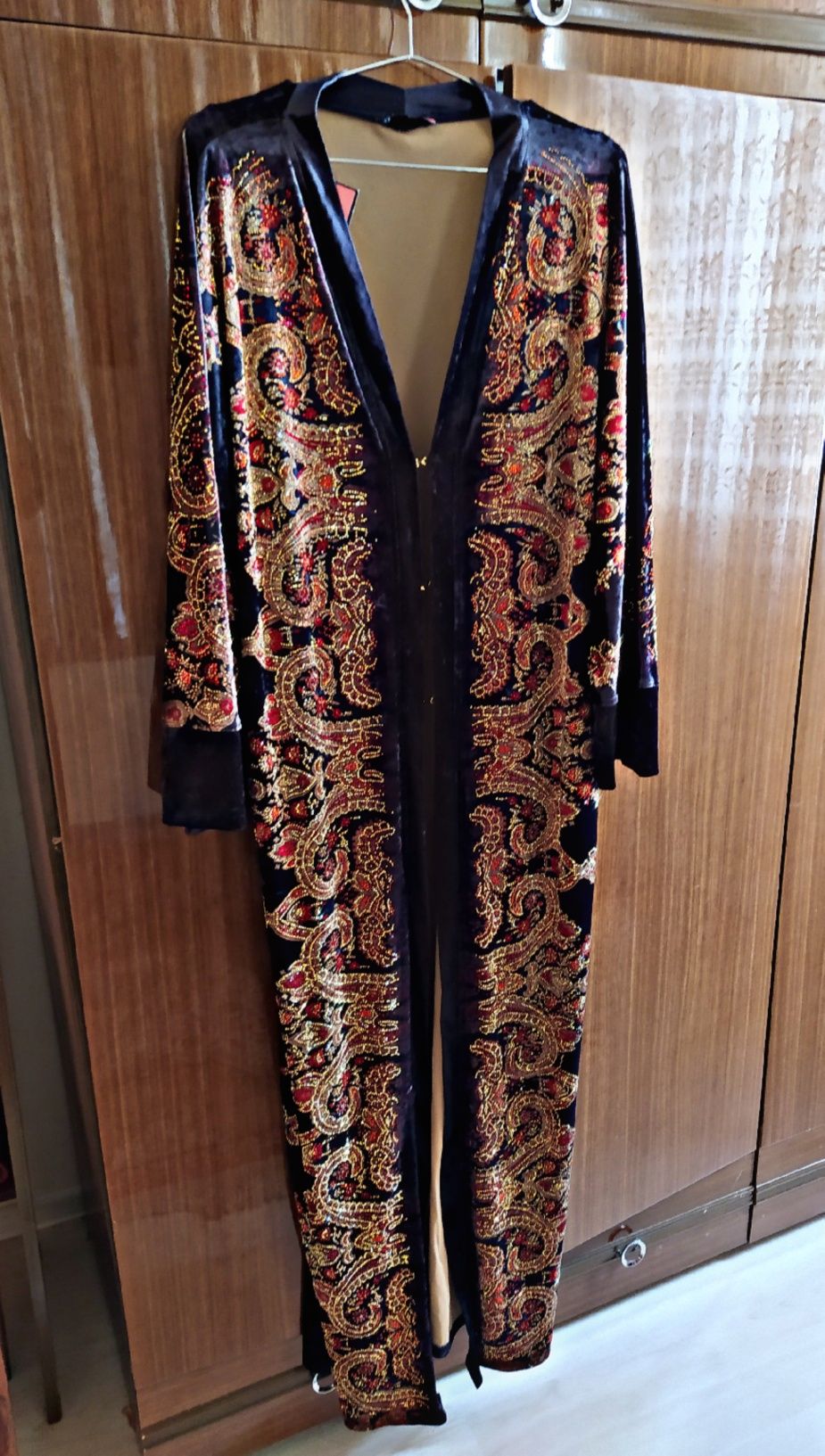 Abaya sotiladi kiyilmagan yengi razmeri 48 / 50 ga keladi Turkiya